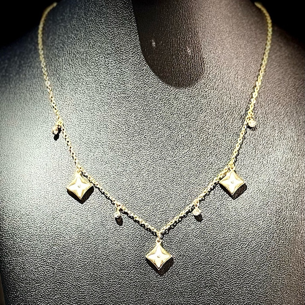 Elegant Gold Pendant Necklace